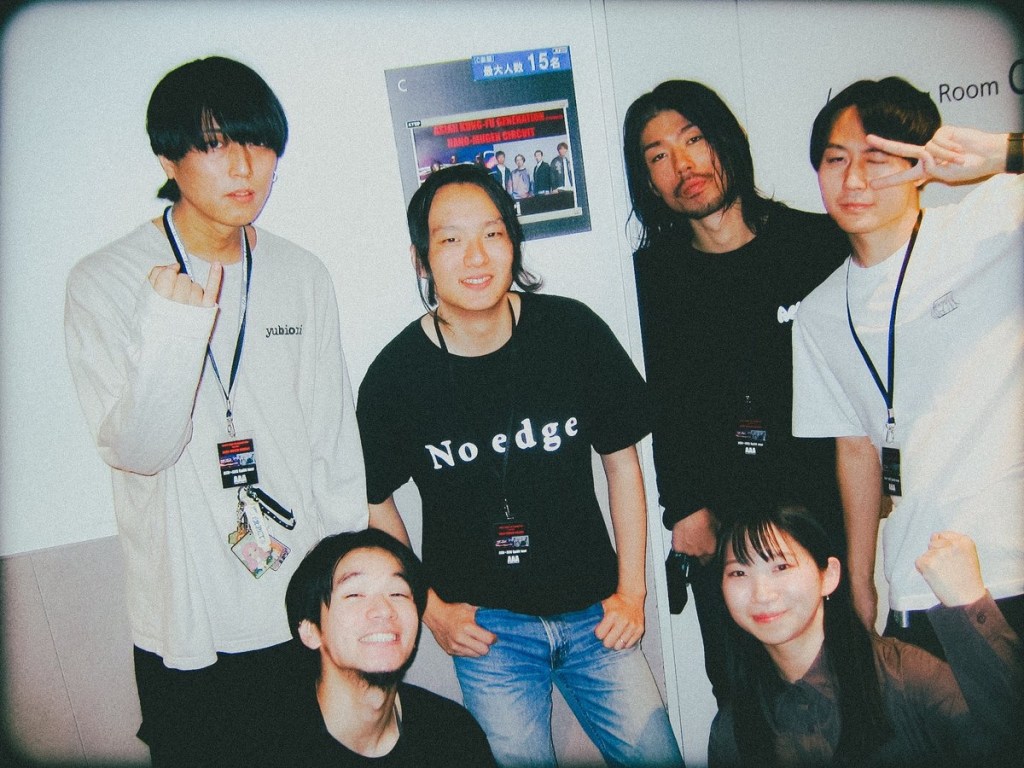 The Japanese rock band Yubiori posing together.